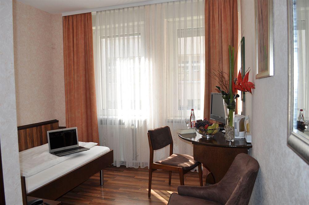 Hotel Astoria Frankfurt am Main ภายนอก รูปภาพ